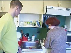 Creampie liar di vagina seorang pelacur dengan pantat di tengah lapangan