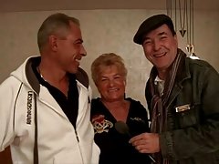 Istri mengisap tenggorokan dalam di depan webcam