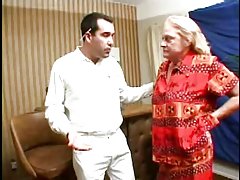 Tuan sedotan mengambil semua susu dari anaknya