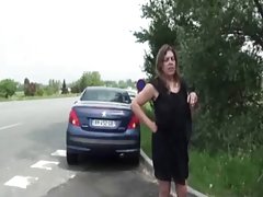 Suster makan ayam sementara pria itu bermain