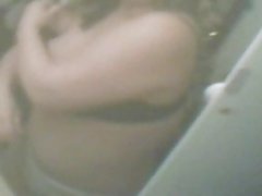 Si rambut coklat kecanduan seks menelan susu tanpa henti saat sedang bercinta di gangbang