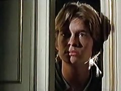 Ini terkait dengan dua saudara perempuan berambut pirang yang suka bercinta dengan melakukan threesome