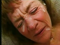 Istri yang patuh mengisap cum di wajah