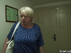 Putriku dikacaukan oleh ayahnya sampai diisi dengan susu