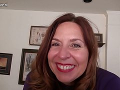 Brunette Spanyol ingin direkam saat dia mengongkek dengan dua ayam