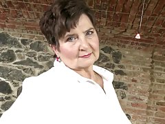 Pelacur kutu buku masturbasi dengan kontrol konsol