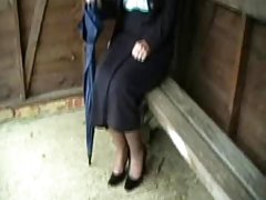 Siswi Spanyol melemparkan dirinya ke teknisi komputer