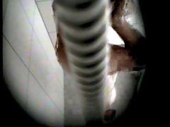 Dia memata-matai adiknya masturbasi dan menidurinya