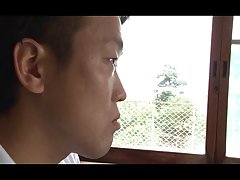 Berkelahi dengan saudara perempuannya dan teman-temannya saat mereka sedang bermain