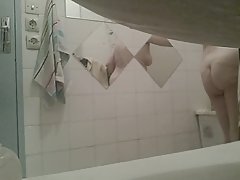 Mia memiliki pengalaman seksual pertamanya di pantat