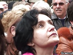 Payudara besar dewasa dipaksa untuk mengisap ayam