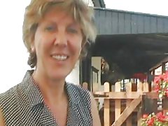 Busty makan ayam besar pacarnya menunjukkan dia di webcam